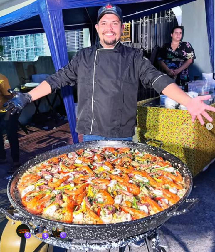 Silvinho, dono do Espetteco, segurando uma paella